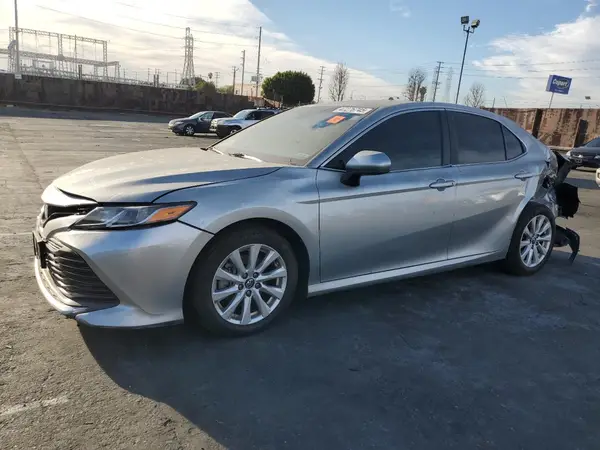 4T1B11HK6JU590826 2018 TOYOTA CAMRY - Image 1