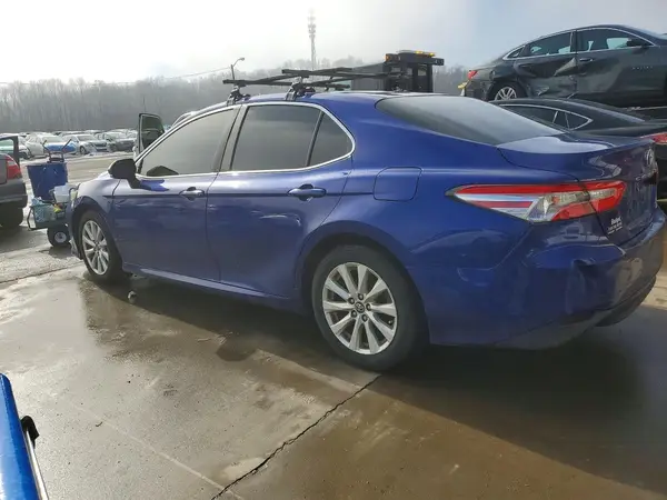 4T1B11HK6JU593225 2018 TOYOTA CAMRY - Image 2