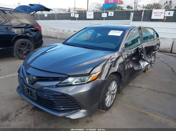 4T1B11HK6JU596500 2018 TOYOTA CAMRY - Image 2
