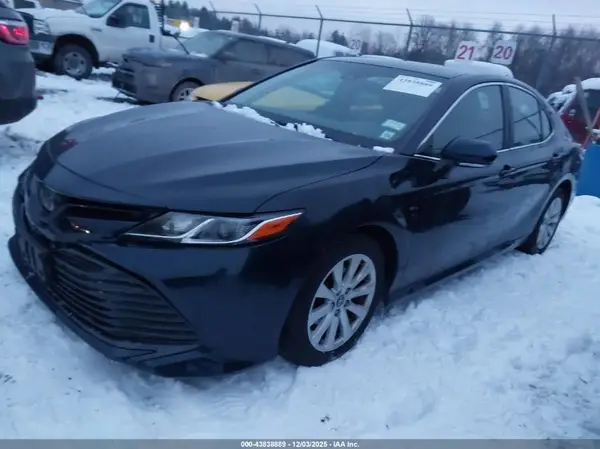 4T1B11HK6JU598327 2018 TOYOTA CAMRY - Image 2
