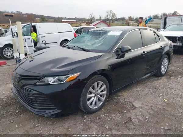 4T1B11HK6JU598800 2018 TOYOTA CAMRY - Image 2