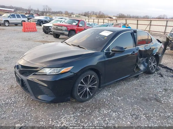 4T1B11HK6JU606068 2018 TOYOTA CAMRY - Image 2