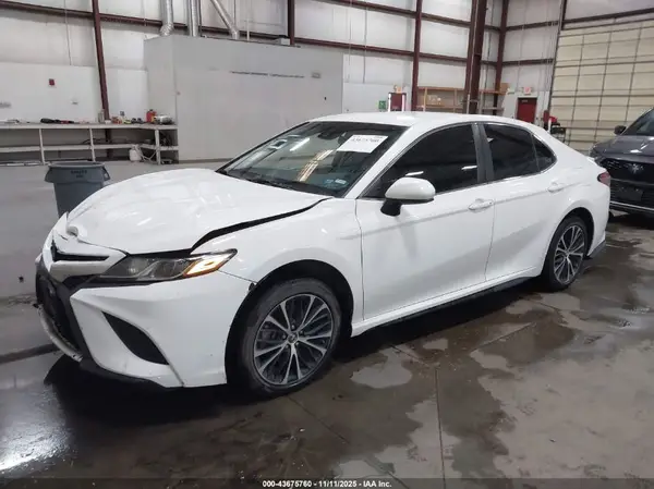 4T1B11HK6JU606538 2018 TOYOTA CAMRY - Image 2