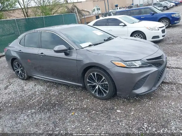 4T1B11HK6JU607088 2018 TOYOTA CAMRY - Image 1
