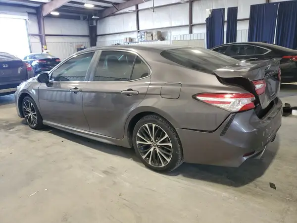 4T1B11HK6JU608158 2018 TOYOTA CAMRY - Image 2