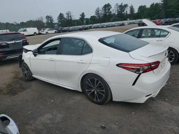 4T1B11HK6JU613005 2018 TOYOTA CAMRY - Image 2