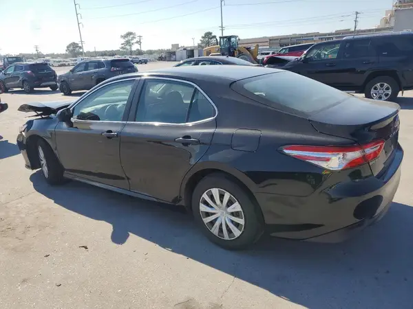 4T1B11HK6JU615496 2018 TOYOTA CAMRY - Image 2