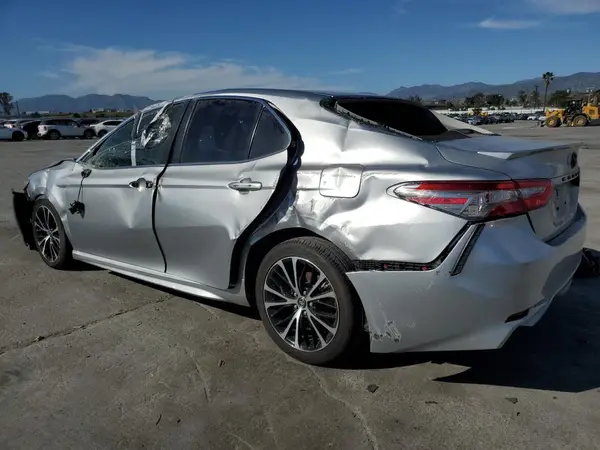 4T1B11HK6JU621847 2018 TOYOTA CAMRY - Image 2