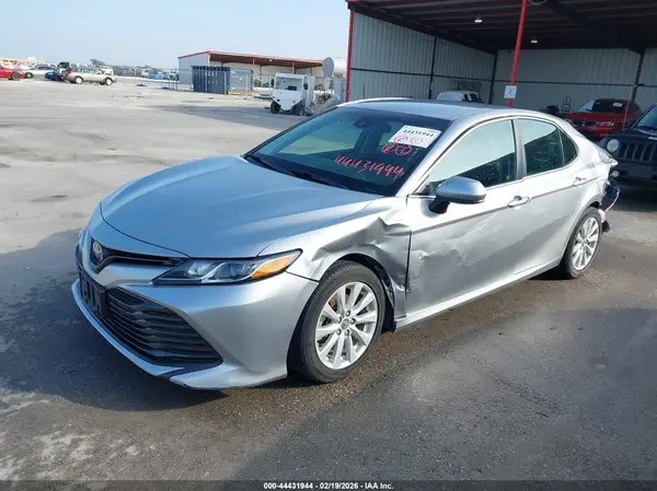 4T1B11HK6JU623260 2018 TOYOTA CAMRY - Image 2
