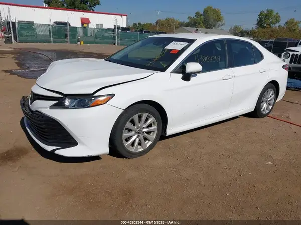 4T1B11HK6JU627132 2018 TOYOTA CAMRY - Image 2
