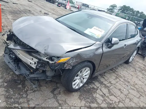 4T1B11HK6JU632041 2018 TOYOTA CAMRY - Image 2