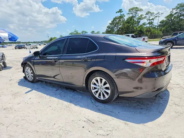 4T1B11HK6JU632153 2018 TOYOTA CAMRY - Image 2