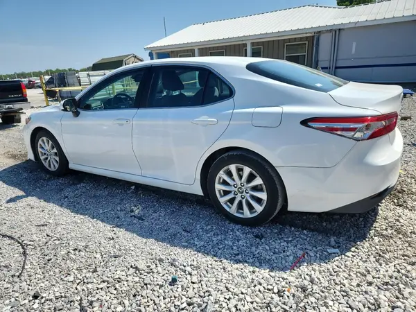 4T1B11HK6JU632881 2018 TOYOTA CAMRY - Image 2
