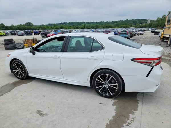 4T1B11HK6JU633061 2018 TOYOTA CAMRY - Image 2