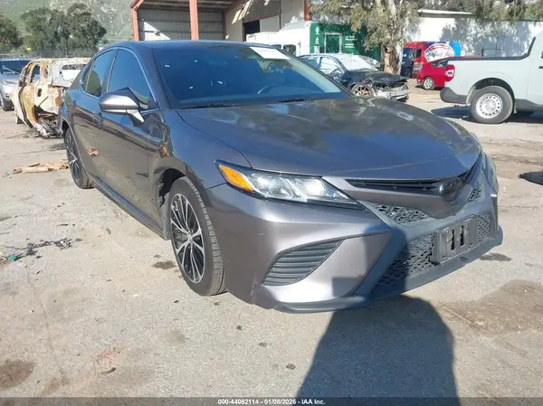 4T1B11HK6JU633450 2018 TOYOTA CAMRY - Image 1