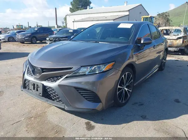4T1B11HK6JU633450 2018 TOYOTA CAMRY - Image 2