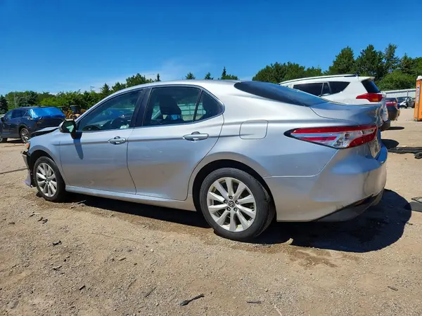 4T1B11HK6JU637062 2018 TOYOTA CAMRY - Image 2