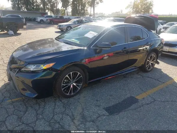 4T1B11HK6JU637773 2018 TOYOTA CAMRY - Image 2