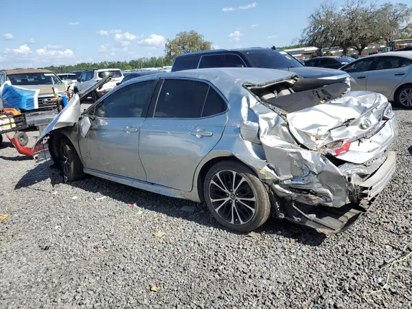 4T1B11HK6JU638602 2018 TOYOTA CAMRY - Image 2