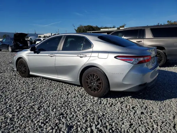 4T1B11HK6JU639880 2018 TOYOTA CAMRY - Image 2