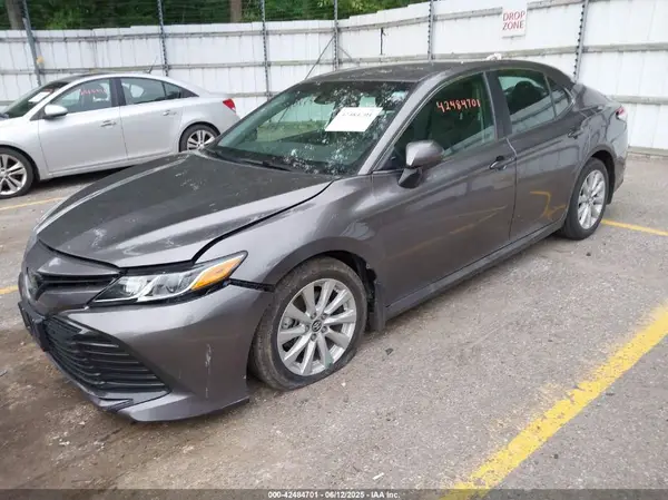 4T1B11HK6JU641600 2018 TOYOTA CAMRY - Image 2