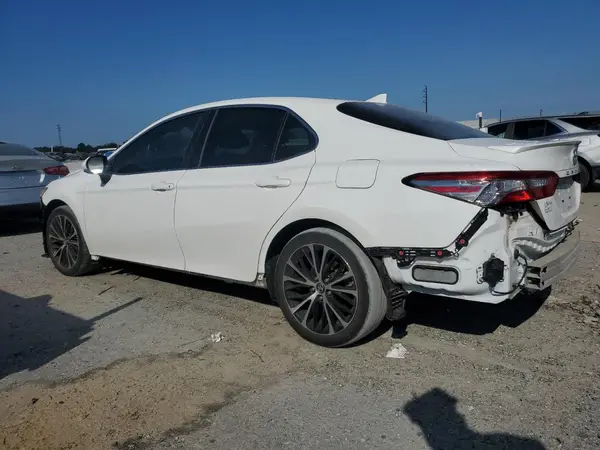4T1B11HK6JU642195 2018 TOYOTA CAMRY - Image 2