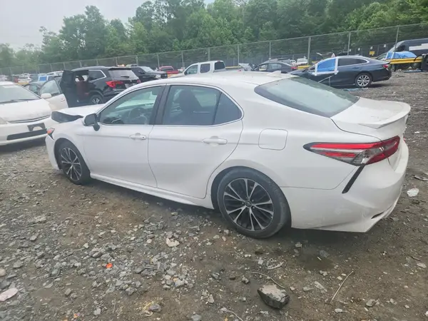 4T1B11HK6JU645064 2018 TOYOTA CAMRY - Image 2
