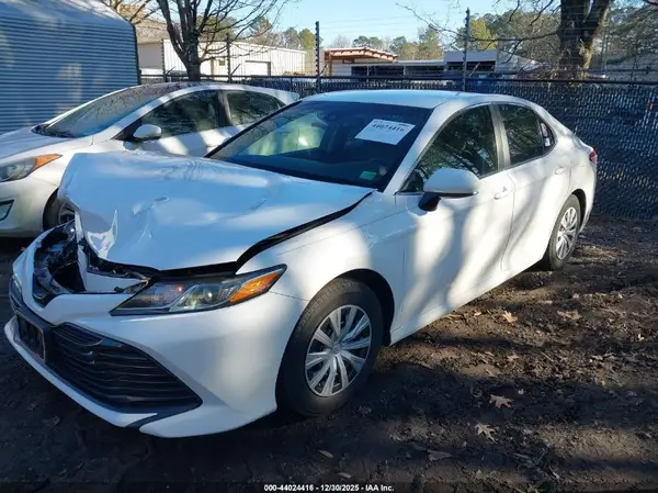 4T1B11HK6JU645372 2018 TOYOTA CAMRY - Image 2