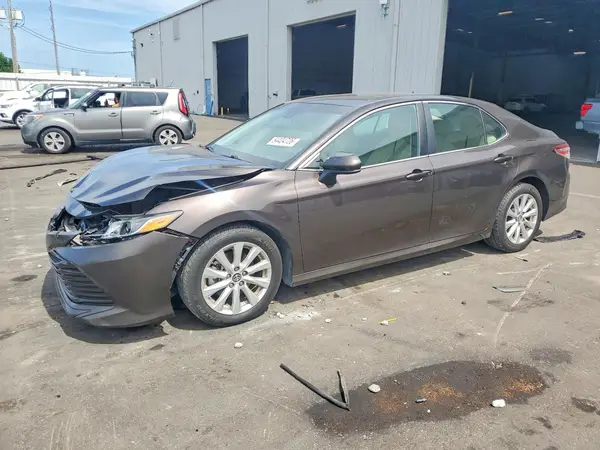 4T1B11HK6JU646389 2018 TOYOTA CAMRY - Image 1