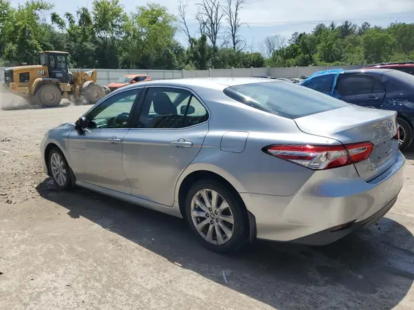 4T1B11HK6JU647056 2018 TOYOTA CAMRY - Image 2