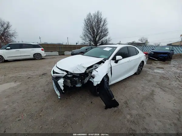 4T1B11HK6JU650877 2018 TOYOTA CAMRY - Image 2