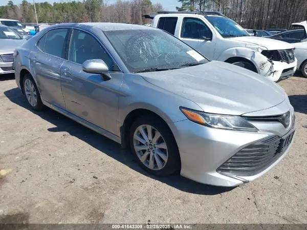4T1B11HK6JU651172 2018 TOYOTA CAMRY - Image 1