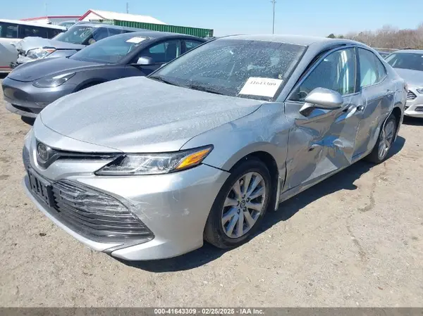 4T1B11HK6JU651172 2018 TOYOTA CAMRY - Image 2