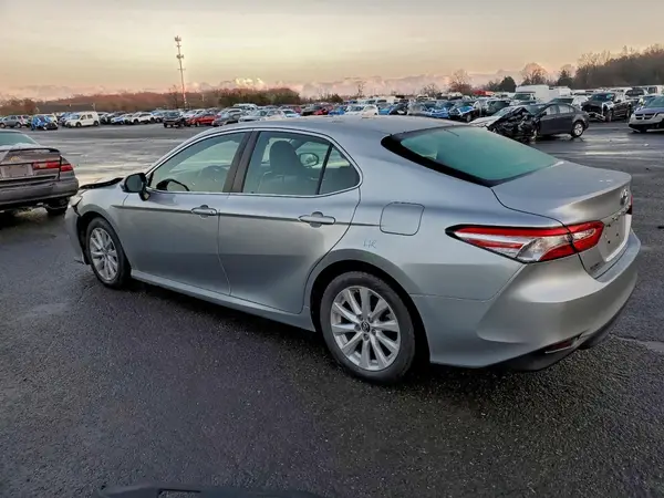4T1B11HK6JU655481 2018 TOYOTA CAMRY - Image 2