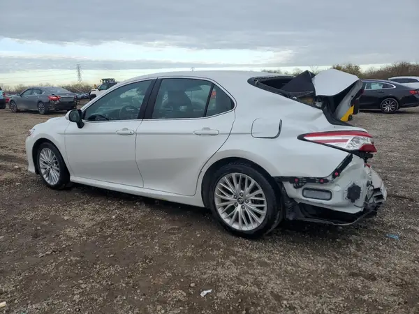 4T1B11HK6JU657733 2018 TOYOTA CAMRY - Image 2