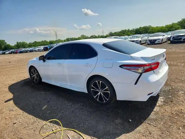 4T1B11HK6JU660485 2018 TOYOTA CAMRY - Image 2