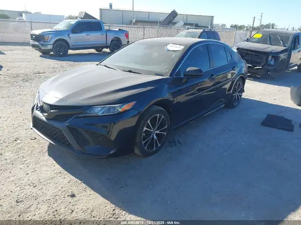 4T1B11HK6JU663970 2018 TOYOTA CAMRY - Image 2