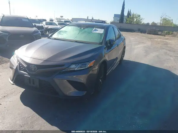 4T1B11HK6JU665170 2018 TOYOTA CAMRY - Image 2