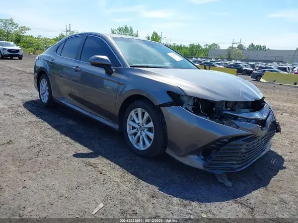 4T1B11HK6JU670529 2018 TOYOTA CAMRY - Image 1