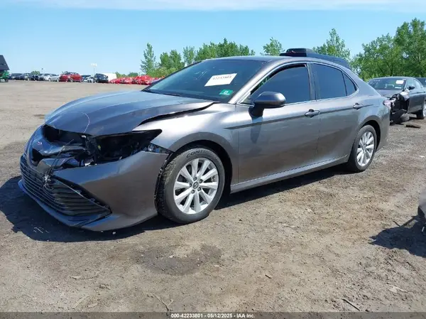 4T1B11HK6JU670529 2018 TOYOTA CAMRY - Image 2