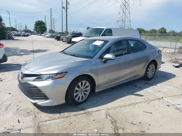 4T1B11HK6JU672068 2018 TOYOTA CAMRY - Image 2