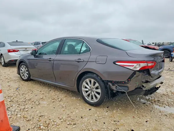 4T1B11HK6JU673625 2018 TOYOTA CAMRY - Image 2