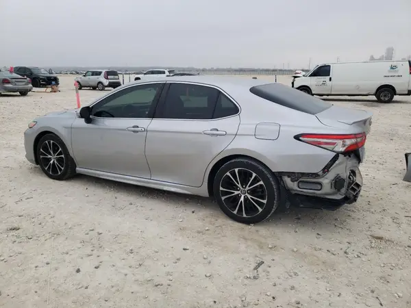 4T1B11HK6JU674337 2018 TOYOTA CAMRY - Image 2
