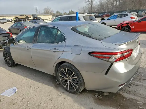 4T1B11HK6JU674824 2018 TOYOTA CAMRY - Image 2