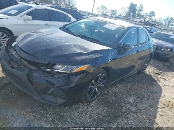 4T1B11HK6JU676900 2018 TOYOTA CAMRY - Image 2