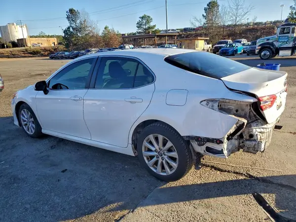 4T1B11HK6JU678551 2018 TOYOTA CAMRY - Image 2