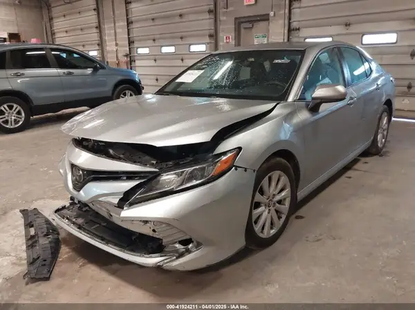 4T1B11HK6KU210613 2019 TOYOTA CAMRY - Image 2