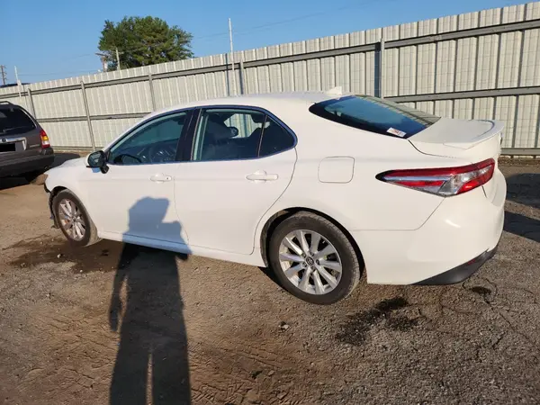4T1B11HK6KU260119 2019 TOYOTA CAMRY - Image 2