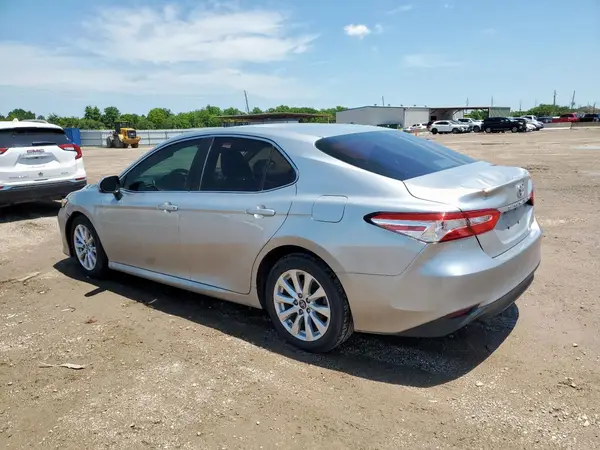 4T1B11HK7JU002352 2018 TOYOTA CAMRY - Image 2