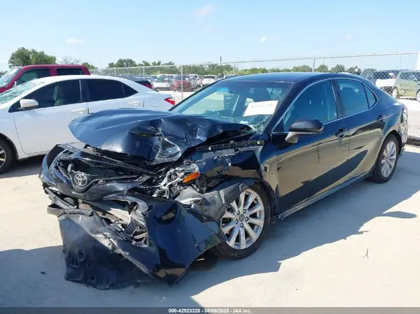 4T1B11HK7JU004554 2018 TOYOTA CAMRY - Image 2